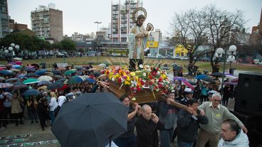 La imagen de San Cayetano llegando a la plaza.