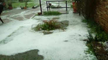 En Totoras, el granizo formó una base similar a una capa de nieve.