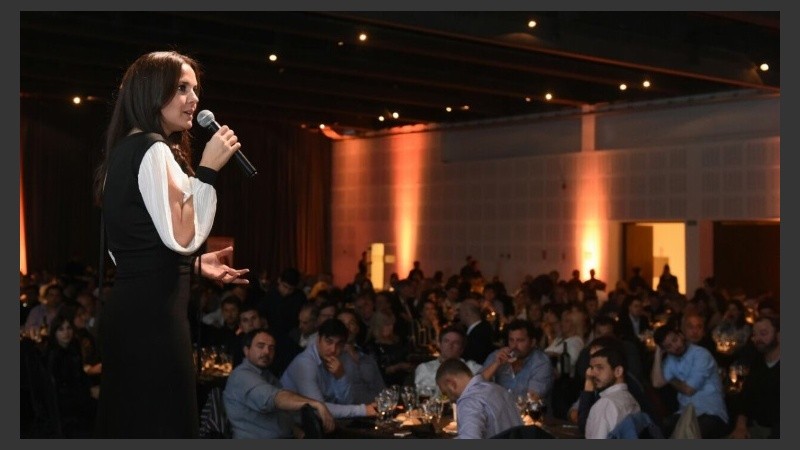 Anita Martínez al hablar en la cena.