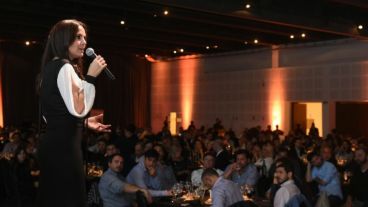 Anita Martínez al hablar en la cena.