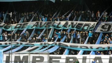 "La Guardia Imperial", el hombre que lleva la barra de Racing.