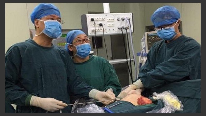 El cuerpo médico del Hospital Central de Zhejiang Wenzhou, en China, que atendió al joven