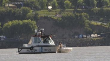 Prefectura detuvo al marinero a bordo de un remolcador.