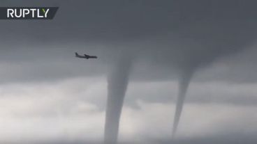 El paso del avión entre los tornados.