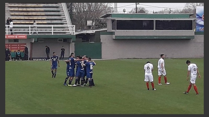 El club de Tablada festejó un punto a segundos del final.