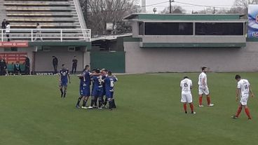 El club de Tablada festejó un punto a segundos del final.