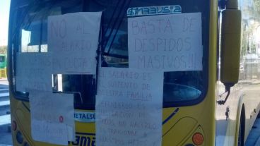 Los choferes habían colocado carteles en un colectivo de la empresa.