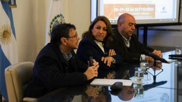 La intendenta Fein junto al secretario provincial César Mackler y el presidente de la Fundación Cimpar, José Armando.