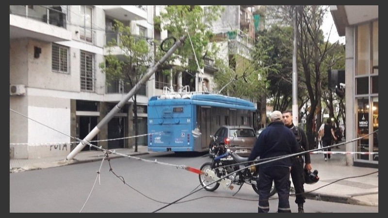 Cables caídos y la columna inclinada en la esquina de barrio Martin.