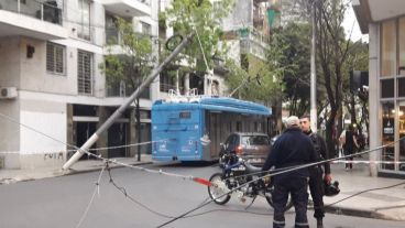 Cables caídos y la columna inclinada en la esquina de barrio Martin.