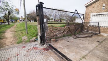 El frente de la casa donde se incrustó el Fiat 147.