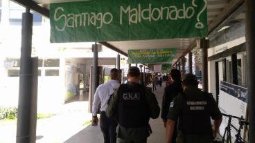 El ingreso de los agentes este martes a la facultad.