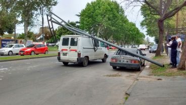 La columna se quebró en su base y se desplomó sobre los vehículos.