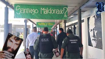 La imagen de los gendarmes retocada por Barcelona.