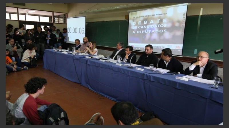 El debate se desarrolló en el aula 103 de la facultad de Ciencia Política.