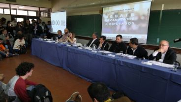 El debate se desarrolló en el aula 103 de la facultad de Ciencia Política.