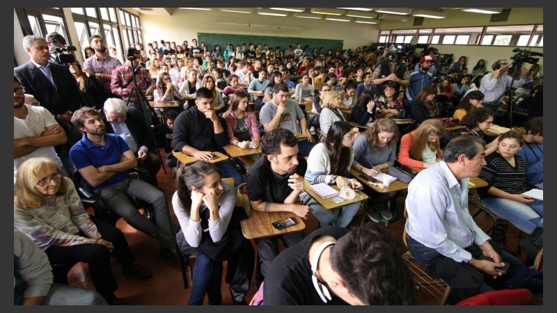 Los candidatos expusieron ante universitarios y público en general.