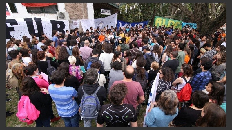 La UNR se movilizó en rechazo del accionar de la fuerza federal.