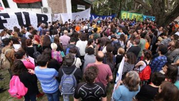 La UNR se movilizó en rechazo del accionar de la fuerza federal.