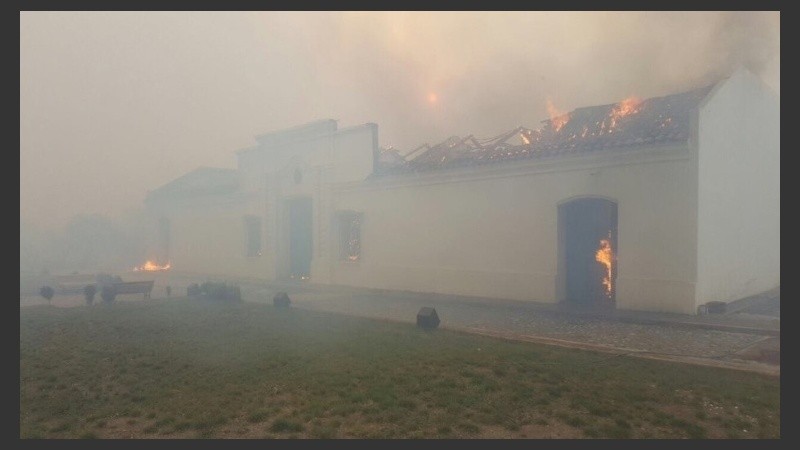 Pese al esfuerzo de los bomberos, la réplica quedó destruida. 