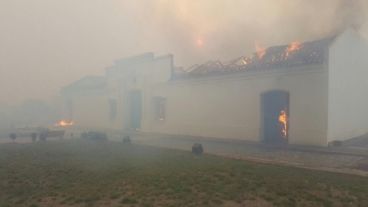 Pese al esfuerzo de los bomberos, la réplica quedó destruida.