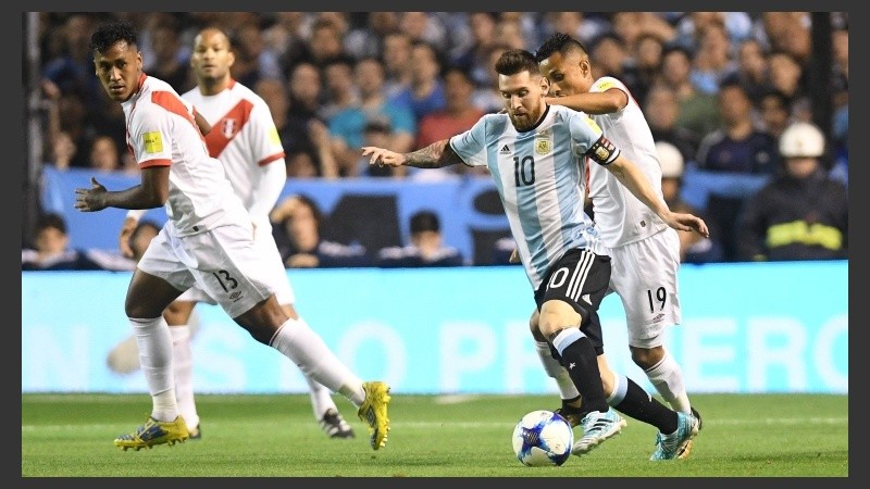 Messi intenta ante la marca de tres peruanos.