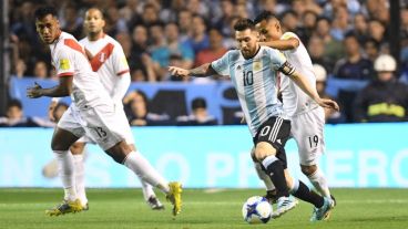 Messi intenta ante la marca de tres peruanos.