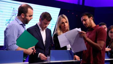 Uno de los productores del debate coordinando la salida al aire.