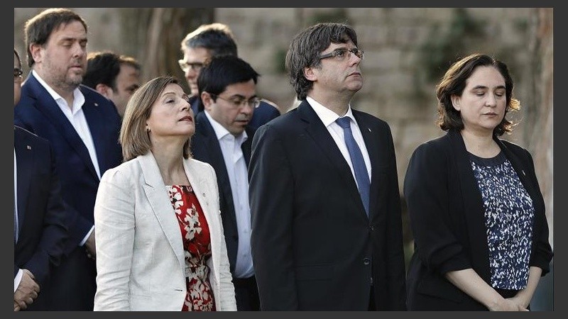 Puigdemont junto a Colau en un acto en Barcelona.