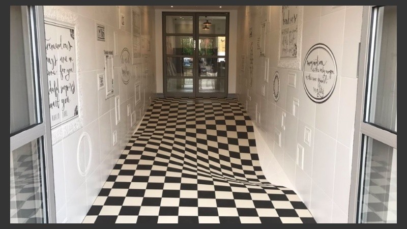 Una ilusión óptica: la forma y disposición de los azulejos hacen que “se vea” un desnivel en el piso.