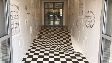 Una ilusión óptica: la forma y disposición de los azulejos hacen que “se vea” un desnivel en el piso.