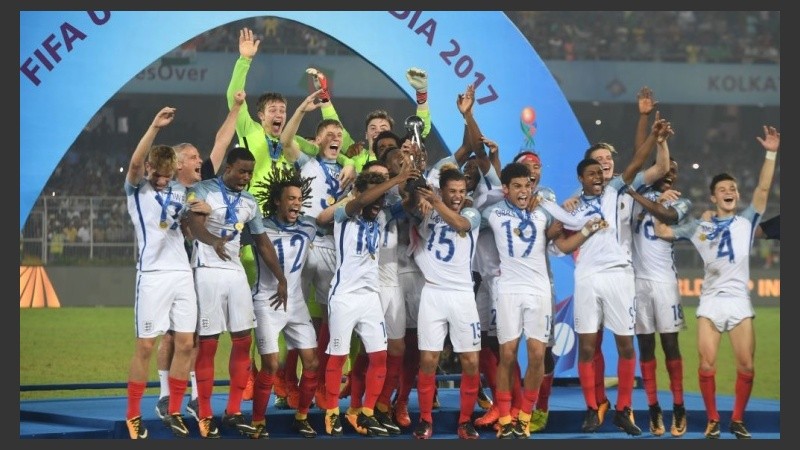 Los chicos ingleses festejando el título en el Mundial de India. 