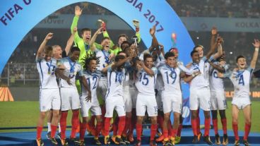 Los chicos ingleses festejando el título en el Mundial de India.