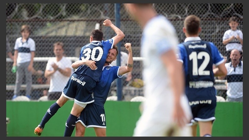 Gimnasia venció a Vélez y festejó por primera vez en el bosque.