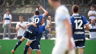 Gimnasia venció a Vélez y festejó por primera vez en el bosque.