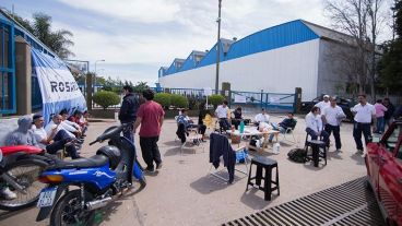 Tensión e incertidumbre en la planta de Villa Gobernador Gálvez.