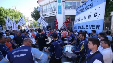 El reclamo frente al ministerio de Trabajo, en Ovidio Lagos y San Lorenzo.