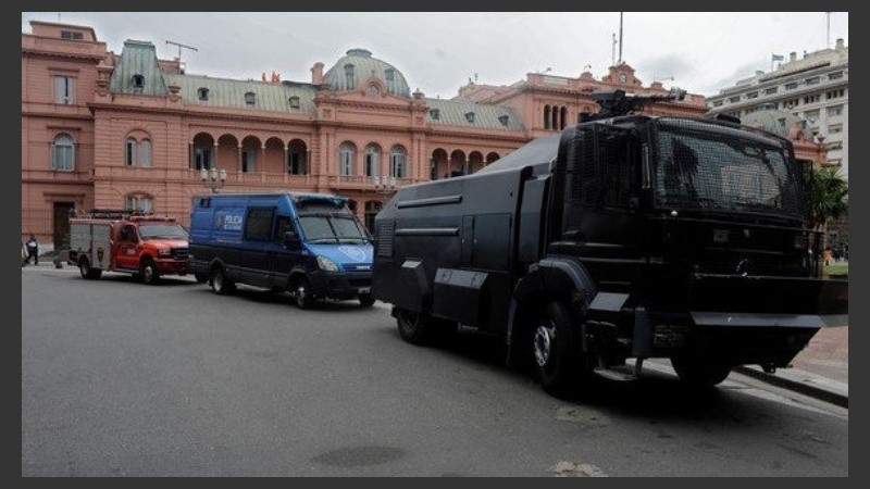 En la sede de gobierno se llevó a cabo un pequeño operativo policial.