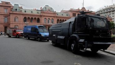 En la sede de gobierno se llevó a cabo un pequeño operativo policial.