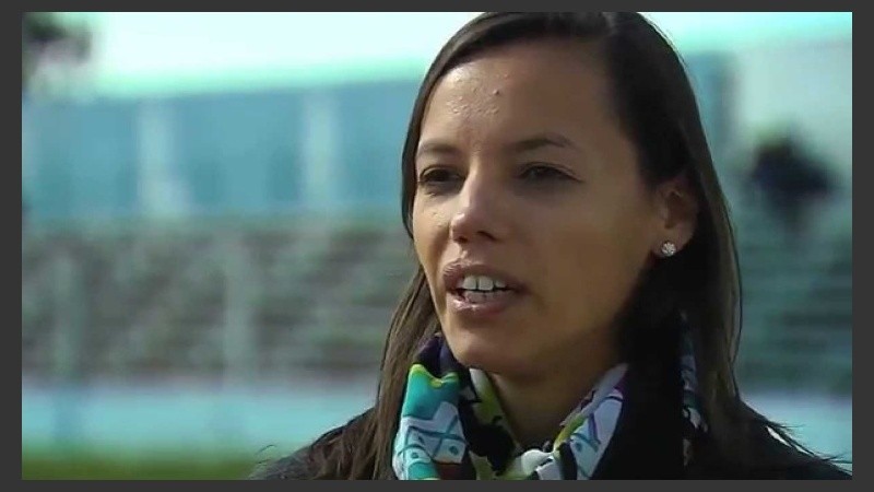 Mariana de Almeida sale a la cancha en el partido de Newell's.