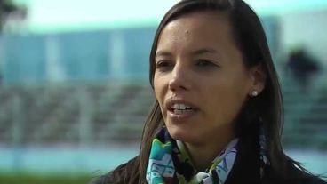 Mariana de Almeida sale a la cancha en el partido de Newell's.