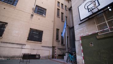 Bandera a media asta en el Politécnico por la muerte de los cinco ex alumnos.