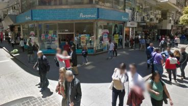 Los ladrones rompieron una vidriera y huyeron con celulares.