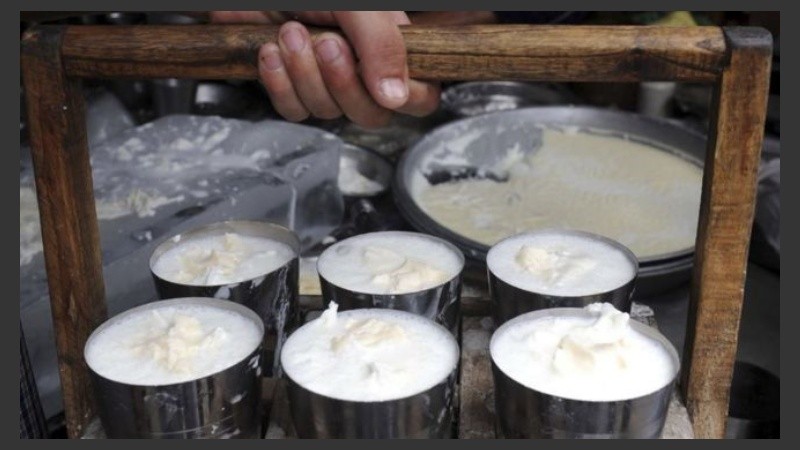 La familia usó la leche para hacer una bebida popular llamada Lassi.