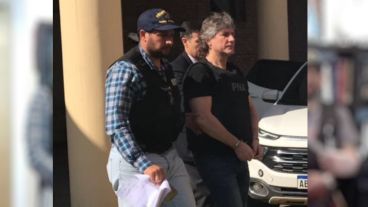 Boudou esposado y trasladado por Prefectura a Comodoro Py.