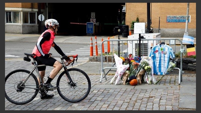 Un ciudadano estadounidense observa el tributo a los rosarinos muertos. 