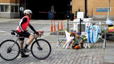 Un ciudadano estadounidense observa el tributo a los rosarinos muertos.