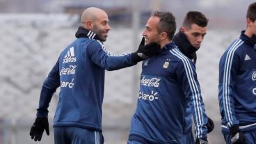 Mascherano bromea con Belluschi en Rusia.