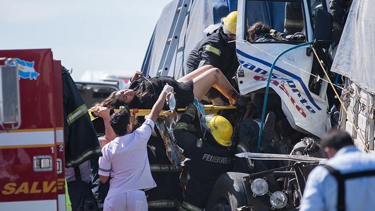 Tras cinco horas atrapada, los bomberos liberaron a la mujer. 