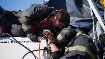 La mujer que viajaba con el camionero muerto tuvo que ser asistida por bomberos.